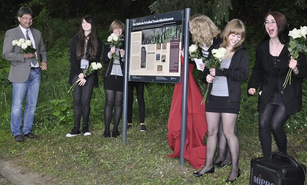 Enthüllung der Gedenktafel jüdischer Friedhof Schlosspark Rauischholzhausen