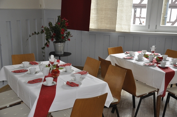 Kaffeetafel Saal Alte Schule Rauischholzhausen