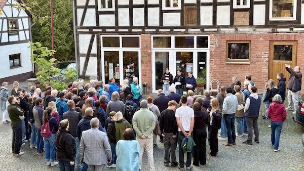 Veranstaltung Jüdisches Leben in Rauischholzhausen bei der Alten Schule RHH am 8.5.26 Gedenktafel Synagoge