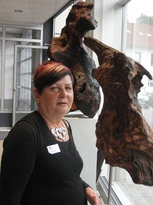 Ingrid Motosso mit ihren Kunstwerken