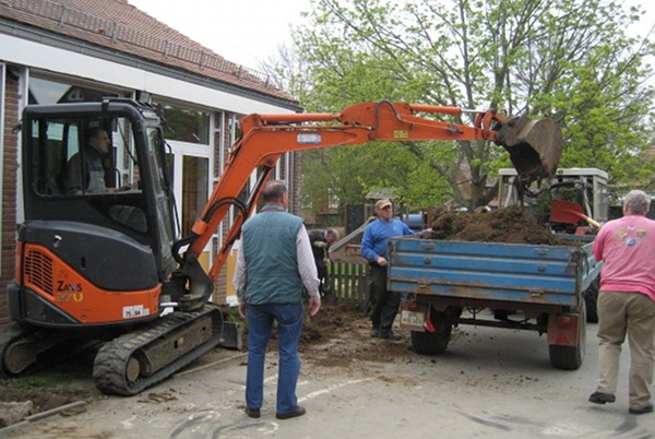 Erdaushub auf dem Schulhof