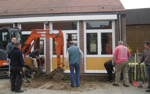 Erdaushub auf dem Schulhof