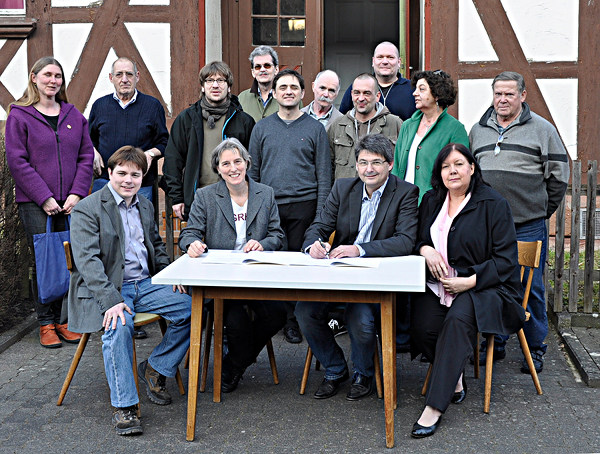 Vertragsunterzeichnung Alte Schule Rauischholzhausen